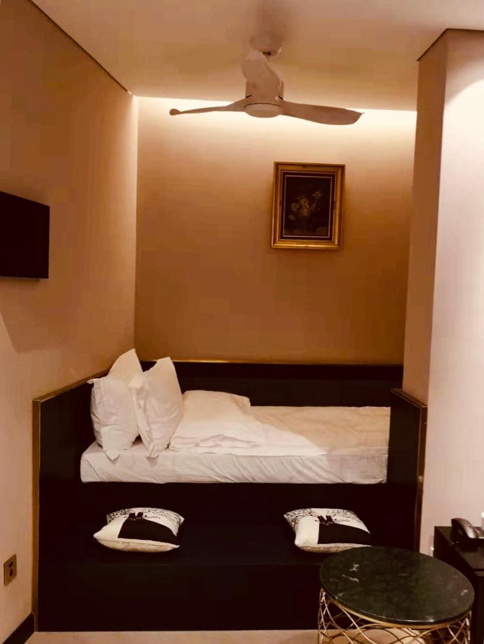 มูนแอนด์ชาลิซ Hotel คุนหมิง ภายนอก รูปภาพ