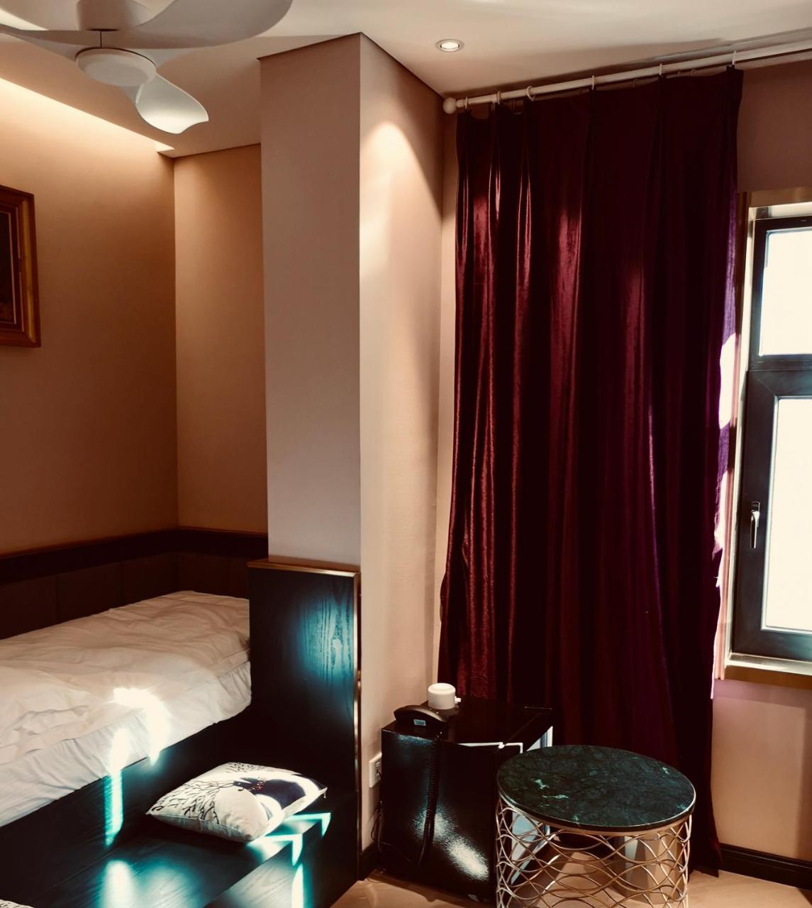 มูนแอนด์ชาลิซ Hotel คุนหมิง ภายนอก รูปภาพ