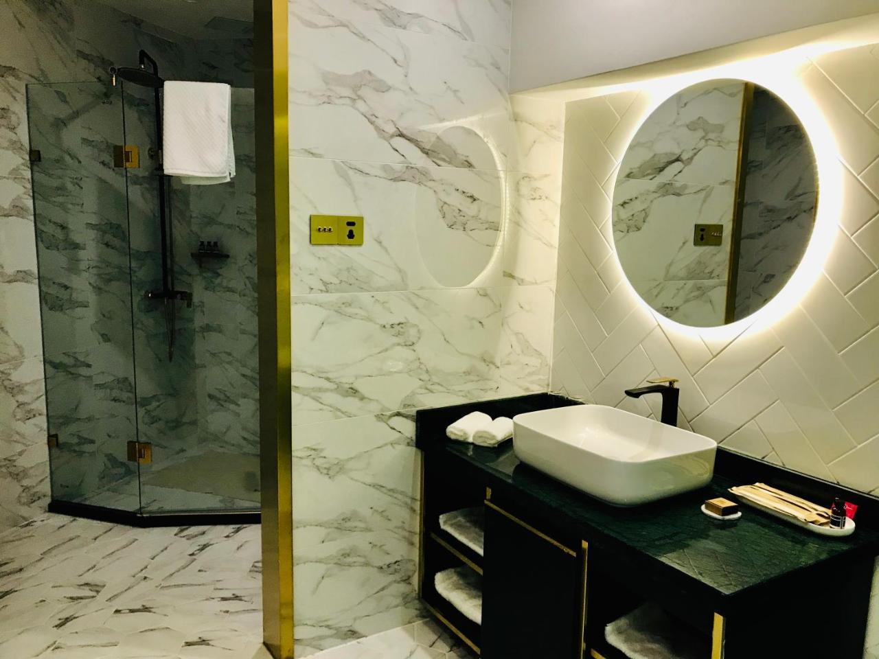 มูนแอนด์ชาลิซ Hotel คุนหมิง ภายนอก รูปภาพ