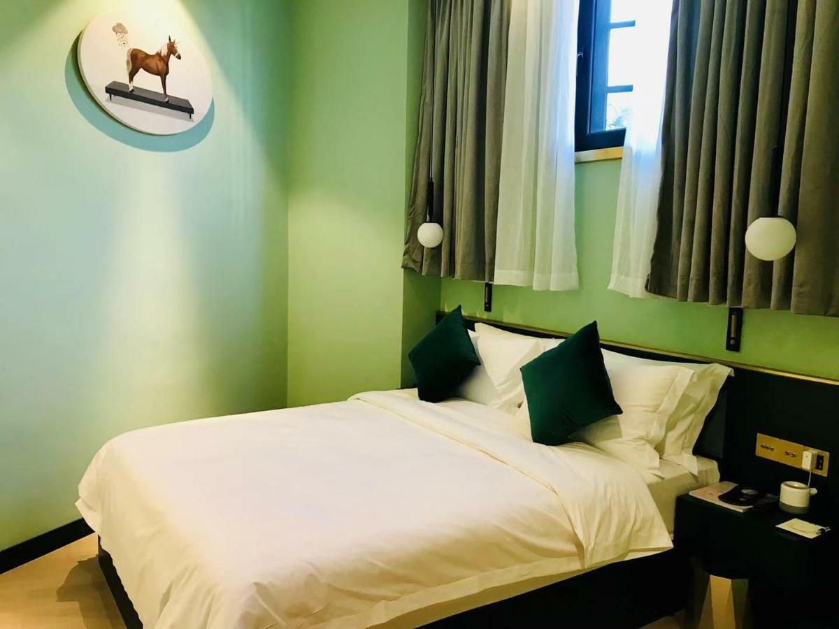 มูนแอนด์ชาลิซ Hotel คุนหมิง ภายนอก รูปภาพ